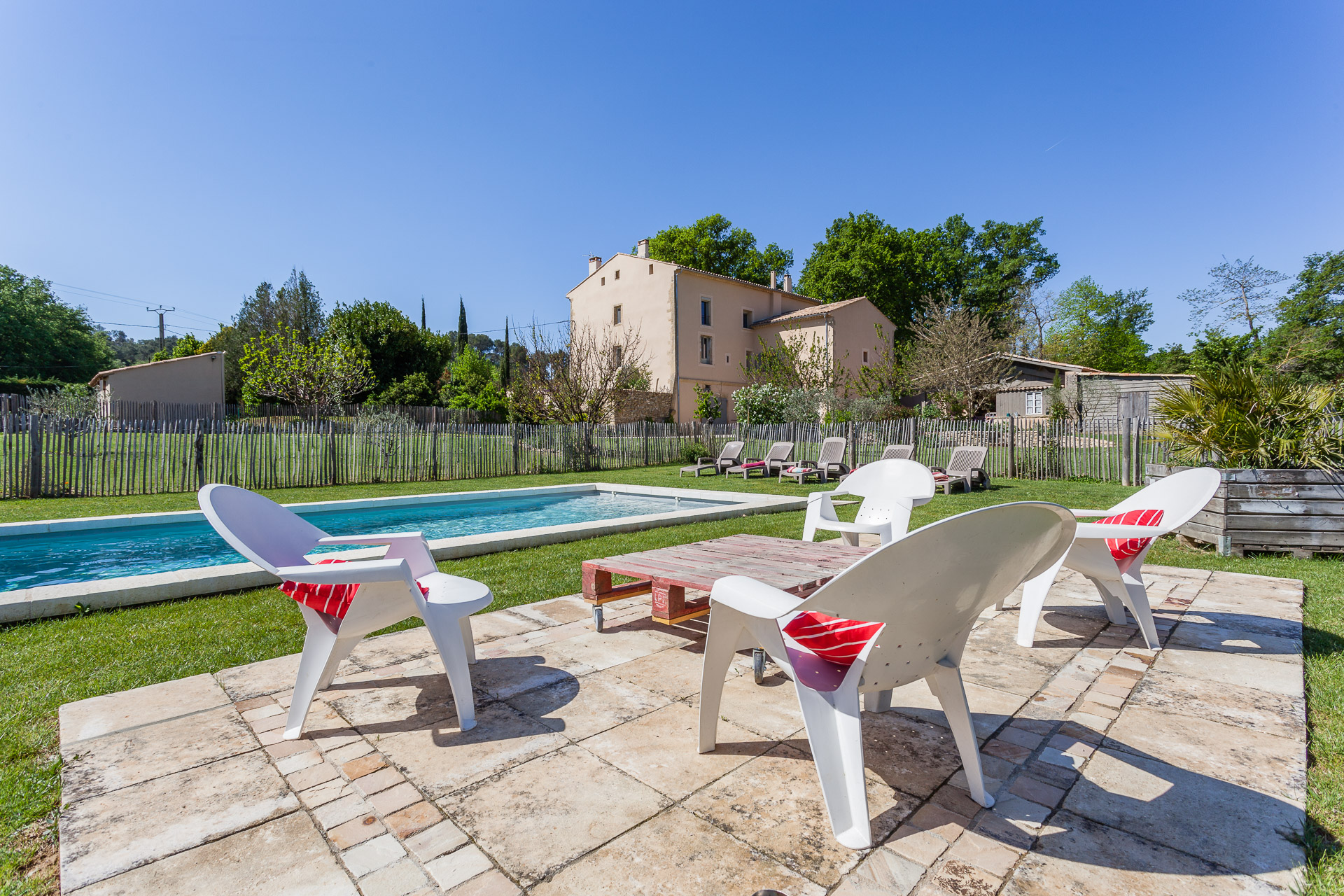 vue sur la maison depuis la piscine